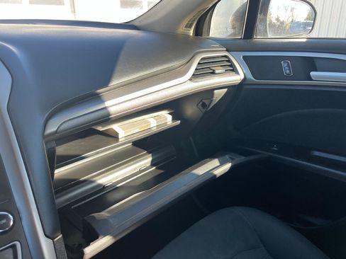 Used 2020 Ford Fusion SE image 31