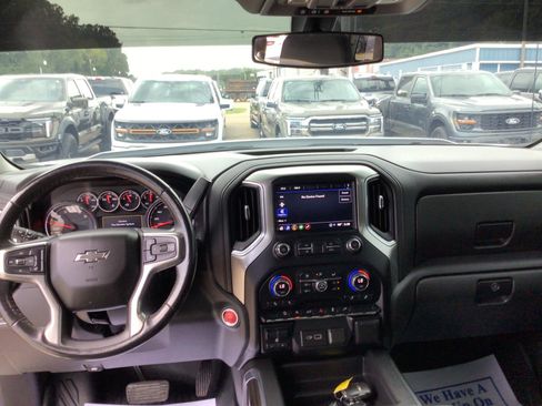 Used 2021 Chevrolet Silverado 1500 LT Trail Boss w/ Convenience Package II AWD/4WD image 3