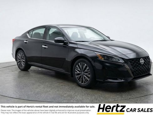 Used 2025 Nissan Altima 2.5 SV image 1