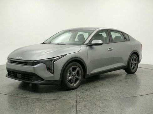Used 2025 Kia K4 LXS image 3