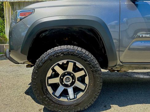 Used 2019 Toyota Tacoma TRD Off-Road AWD/4WD image 18