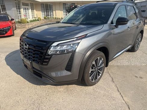 Used 2026 Nissan Pathfinder Platinum AWD/4WD image 2