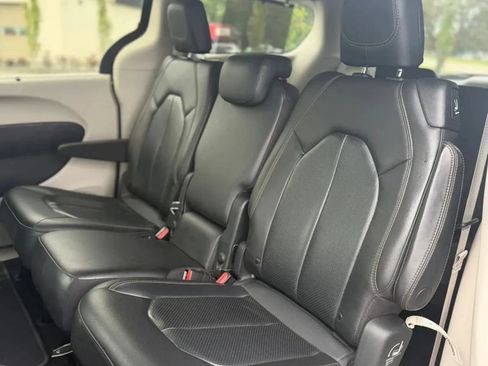 Used 2020 Chrysler Pacifica Touring-L FWD image 18