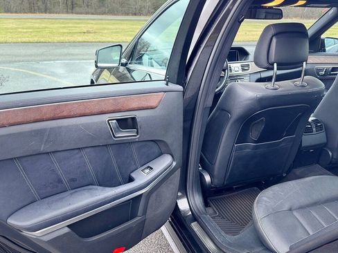 Used 2016 Mercedes-Benz E 400 4MATIC Sedan image 5
