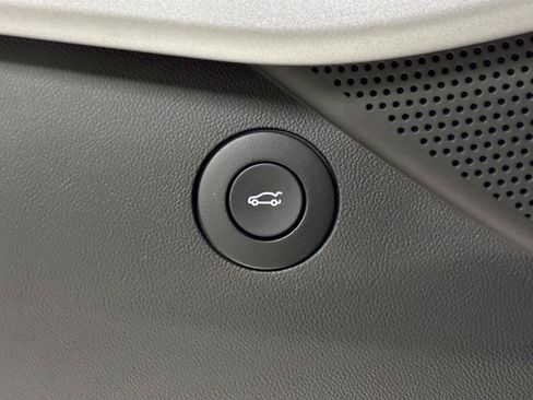 Used 2018 Chevrolet Camaro SS RWD image 17