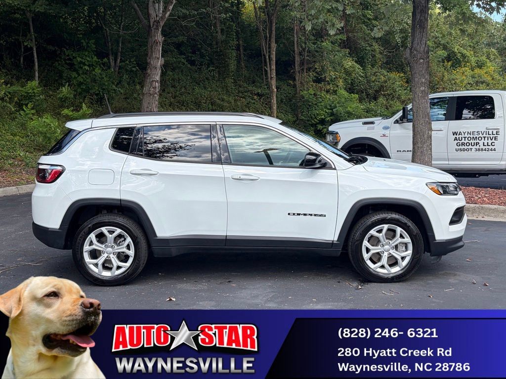 Used 2024 Jeep Compass Latitude w/ Convenience Group AWD/4WD image 2