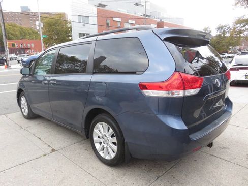 Used 2014 Toyota Sienna XLE image 5