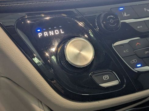 Used 2023 Chrysler Pacifica Limited w/ Uconnect Theater Family Group FWD image 19