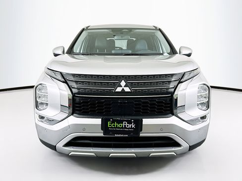 Used 2024 Mitsubishi Outlander SE image 2