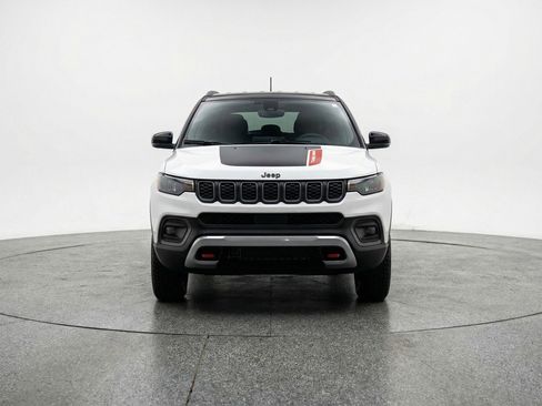 Used 2025 Jeep Compass Trailhawk AWD/4WD image 2