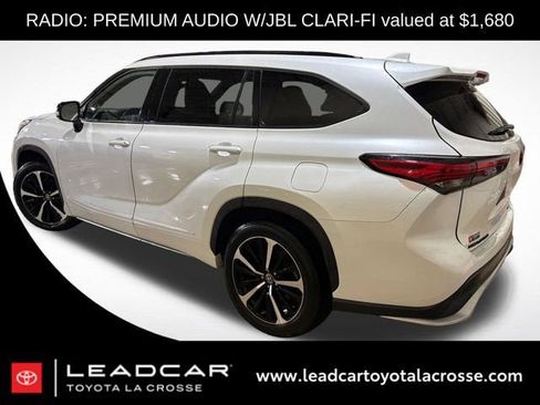 Used 2022 Toyota Highlander XSE AWD/4WD image 2