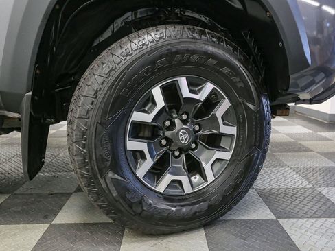 Used 2020 Toyota Tacoma TRD Off-Road w/ Technology Package AWD/4WD image 13