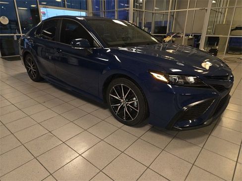 Used 2023 Toyota Camry SE image 2