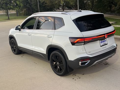 Certified 2025 Volkswagen Taos SE image 8