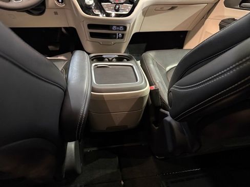 Used 2022 Chrysler Pacifica Touring-L image 29