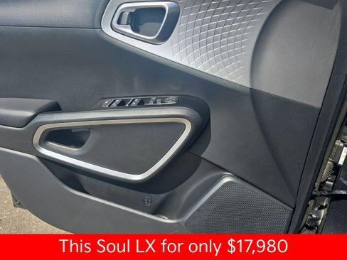 Used 2025 Kia Soul LX w/ LX Technology Package FWD image 32