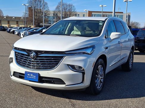 Used 2023 Buick Enclave Essence image 4