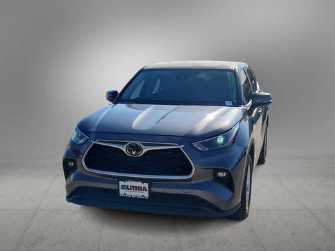Certified 2023 Toyota Highlander LE image 3