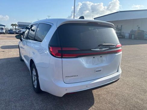 Used 2024 Chrysler Pacifica Touring-L FWD image 7