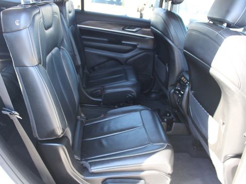 Used 2023 Jeep Grand Cherokee L Limited w/ Black Appearance Package image 32