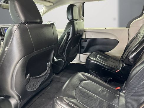 Used 2018 Chrysler Pacifica Touring-L FWD image 15