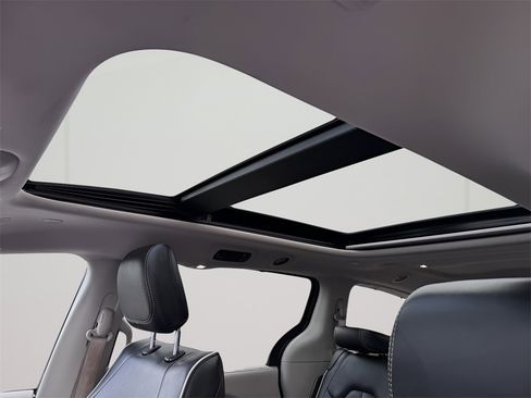 Used 2022 Chrysler Pacifica Limited image 20