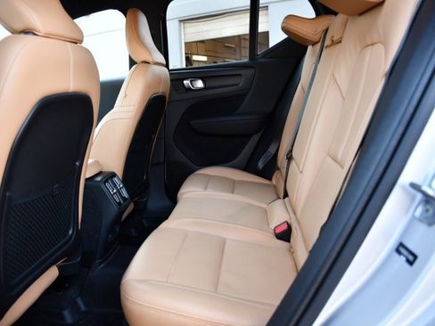 Used 2019 Volvo XC40 T5 Momentum image 17