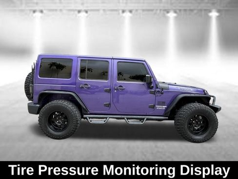 Used 2017 Jeep Wrangler Unlimited Rubicon w/ Connectivity Group AWD/4WD image 8
