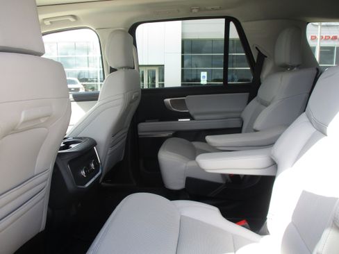 Used 2025 Ford Expedition Platinum image 43