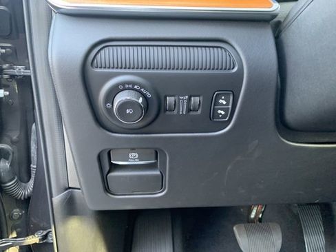 Used 2025 Jeep Grand Wagoneer Series III AWD/4WD image 28