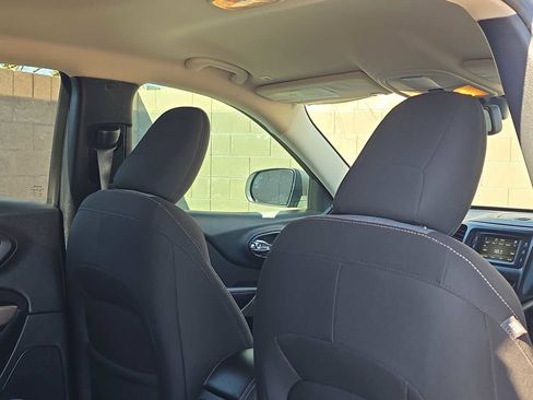 Used 2018 Jeep Cherokee Latitude w/ Cold Weather Group image 16