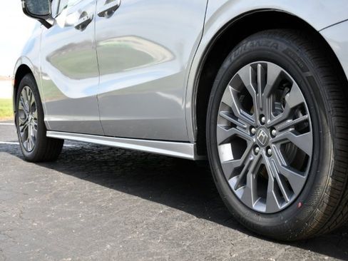 Used 2025 Honda Odyssey Touring image 9