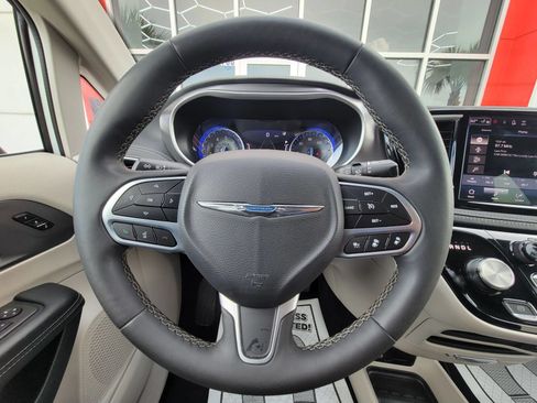 Used 2024 Chrysler Pacifica Touring-L FWD image 11