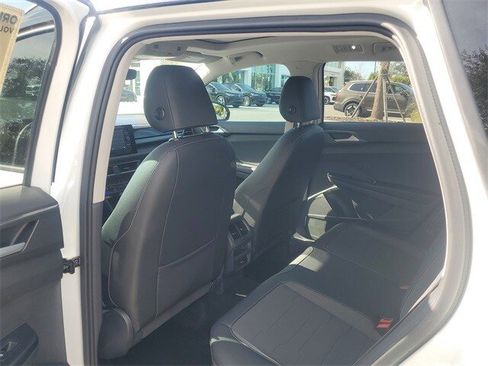 Certified 2025 Volkswagen Taos SE image 10