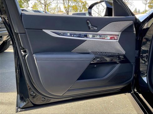 Used 2025 BMW 750e xDrive image 25