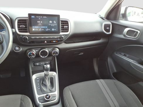Used 2024 Hyundai Venue SEL image 9