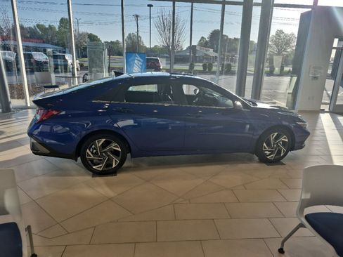 New 2025 Hyundai Elantra Limited FWD image 9