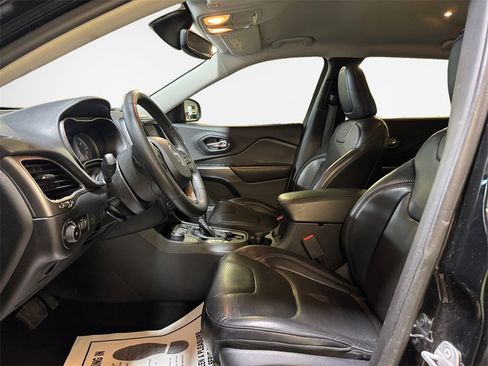 Used 2019 Jeep Cherokee Limited image 12