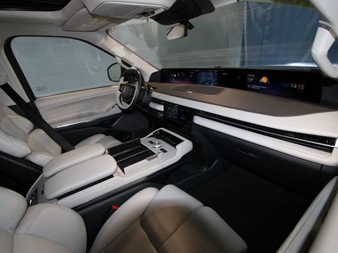 Used 2025 Lincoln Navigator Reserve image 25