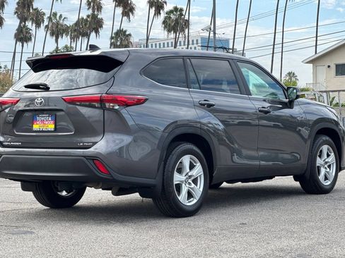 Used 2023 Toyota Highlander LE AWD/4WD image 4