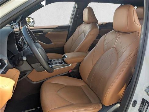 Used 2021 Toyota Highlander Platinum image 17