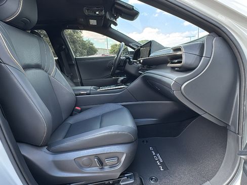 Used 2025 Toyota Crown Platinum image 28