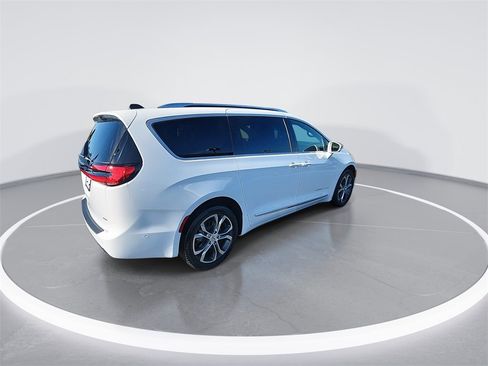 Used 2024 Chrysler Pacifica Pinnacle w/ Trailer Tow Group image 8