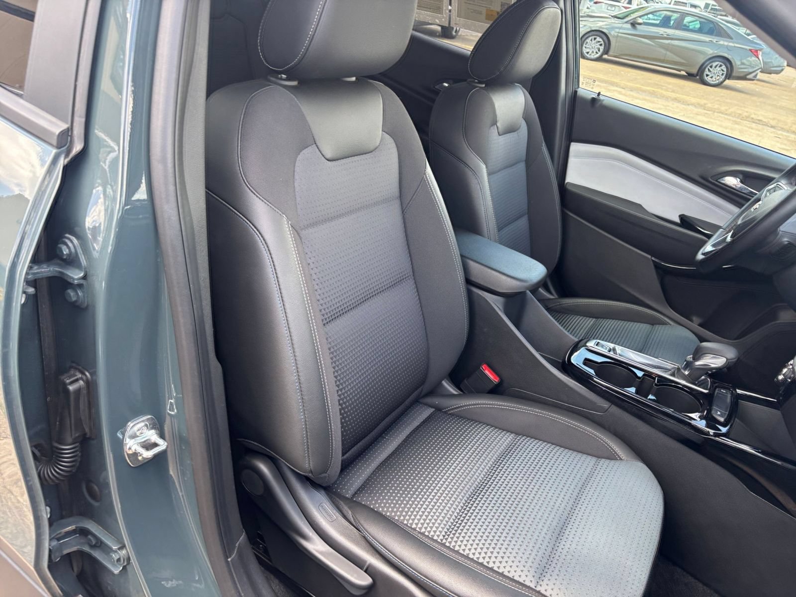 Used 2025 Chevrolet Trax LT w/ LT Convenience Package FWD image 34
