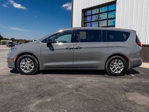 Used 2025 Chrysler Pacifica Select FWD image 2