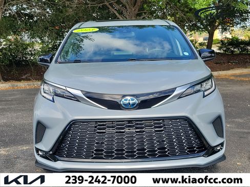 Used 2023 Toyota Sienna XSE w/ XSE Plus Package FWD image 2