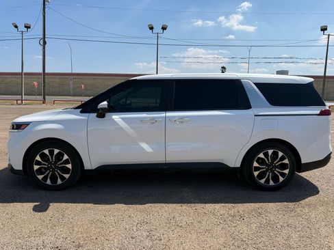 Used 2022 Kia Carnival EX FWD image 3