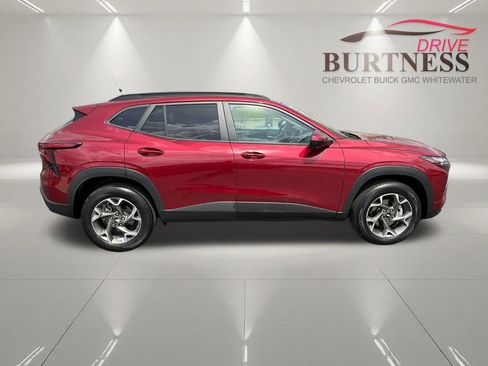Certified 2025 Chevrolet Trax LT w/ LT Convenience Package FWD image 9