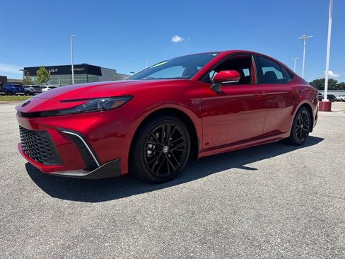 Used 2025 Toyota Camry SE FWD image 2