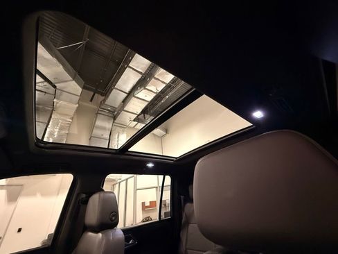 Used 2022 Chevrolet Suburban LT w/ Luxury Package image 18